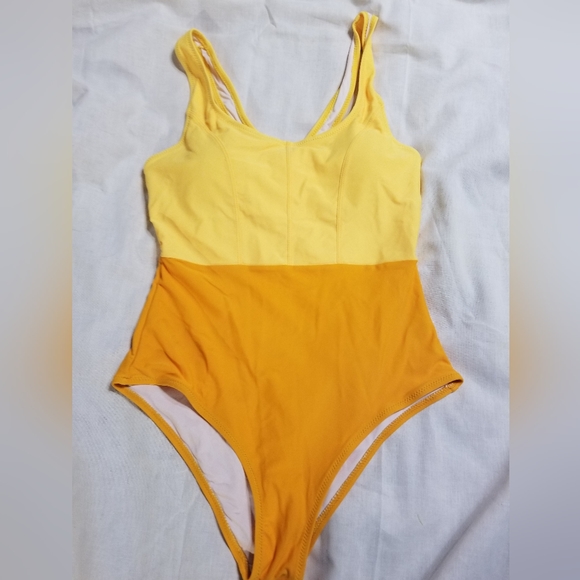 NWOT Racerback one piece removeable padding small - Picture 2 of 7